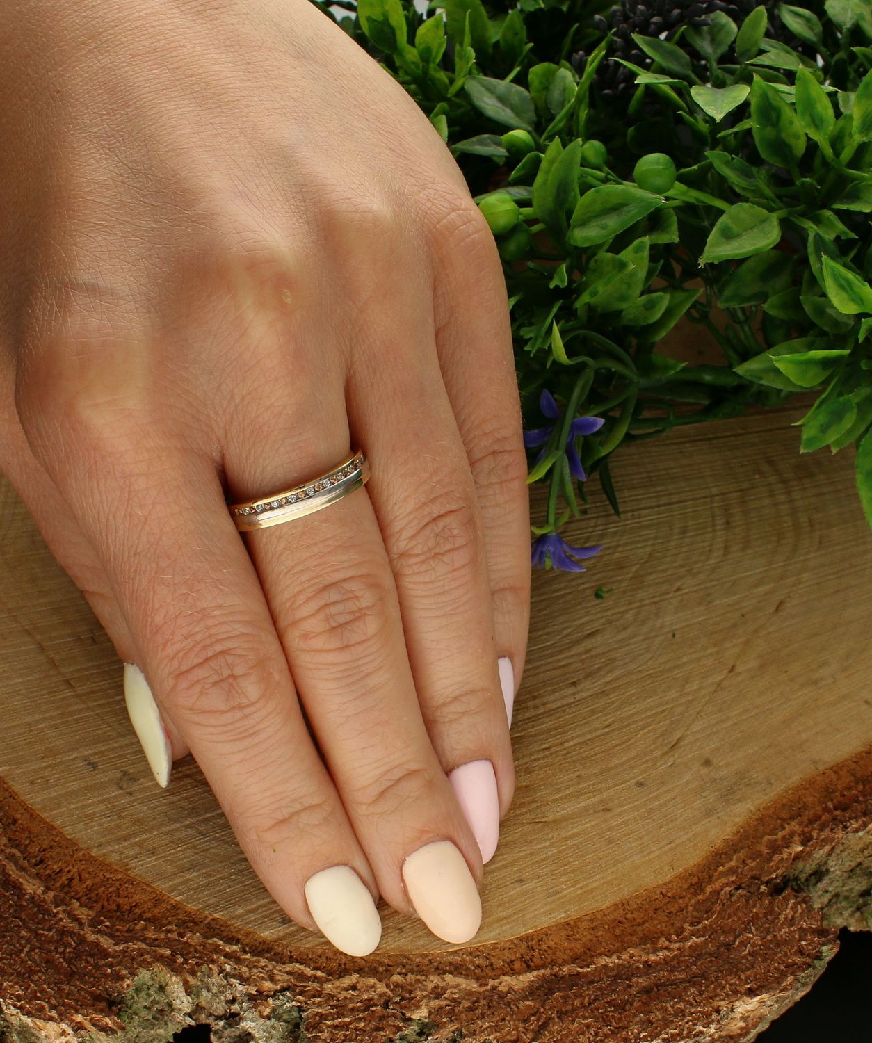 Złoty pierścionek 333 z pasmem biało-pomarańczowych cyrkonii PI 2802C 333. Złoty pierścionek zaręczynowy. Złoty pierścionek z cyrkoniami. Pomarańczowa cyrkonia. Żółte złoto. Pierścionek idealny dla każdej kobiety. Piękny pierś (1).jpg